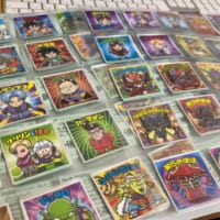 「ドラゴンボール」や「エヴァンゲリオン」などのコラボビックリマンシールがズラリ