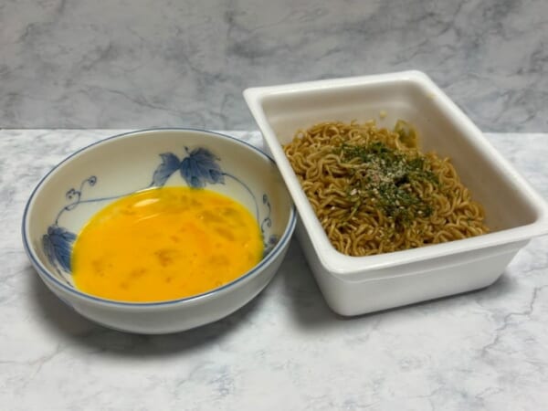 鳥羽周作シェフおすすめの「ペヤング」アレンジを実践 溶き卵につけるだけで劇的変化が!?