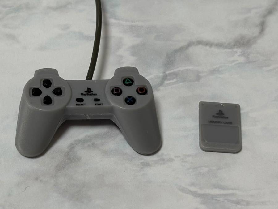 同スケールのコントローラ、メモリーカードが付属