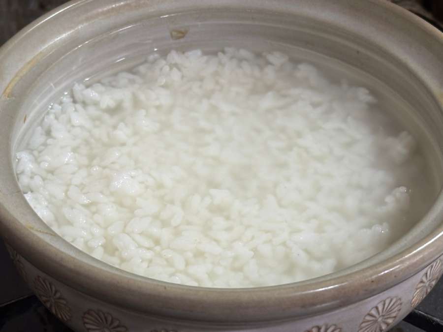 白ご飯をサッと水洗いし、鍋に入れて水300ccを加えて沸かす