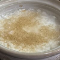 ふつふつしてきたら塩胡椒を振る