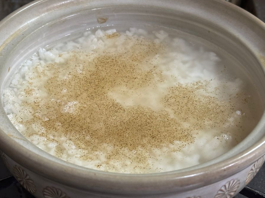 ふつふつしてきたら塩胡椒を振る