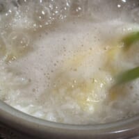 本格的に沸騰したら卵1個を割り入れ、サッとかき混ぜる