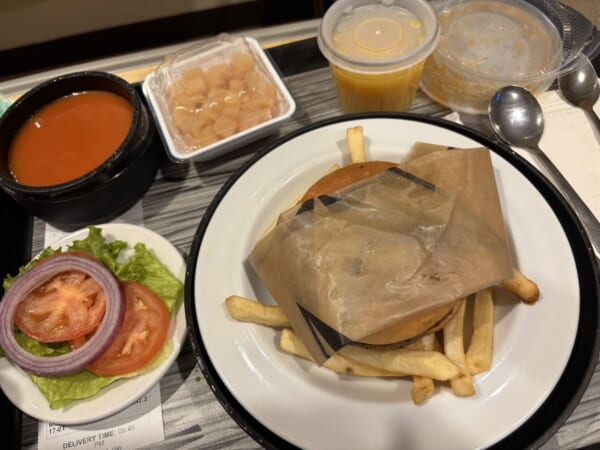 これぞアメリカ!産院の夕食で提供された“産後バーガー”が話題