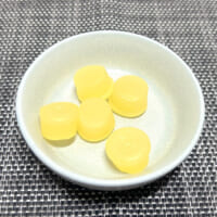 色は黄みがかった白