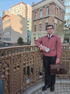 最新ユニクロアイテムで「昭和のサラリーマン」を完全再現　ロケ地も小物も完璧な着こなしに絶賛の声