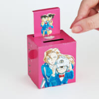 「推しが飛び出す!1万円貯金箱」は、500円玉が20枚入るサイズ