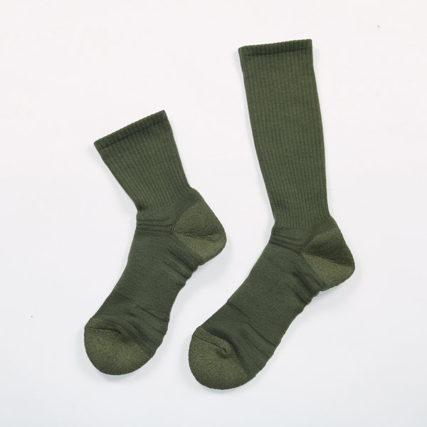 左:クルー丈(総丈19cm) / 右:ロング丈(総丈33cm)