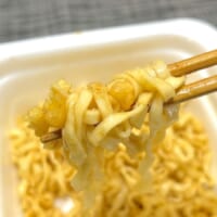 モチモチ麺とカリカリ揚玉が相性抜群