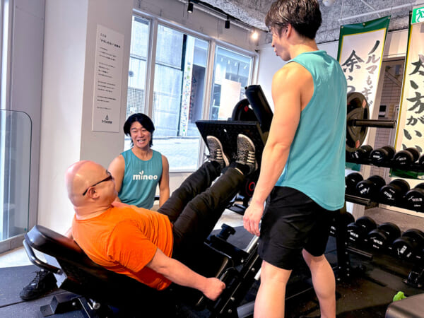 「ギガ肥満」を燃やせ! mineo×筋肉紳士集団の異色コラボ 110キロの記者が悶絶体験