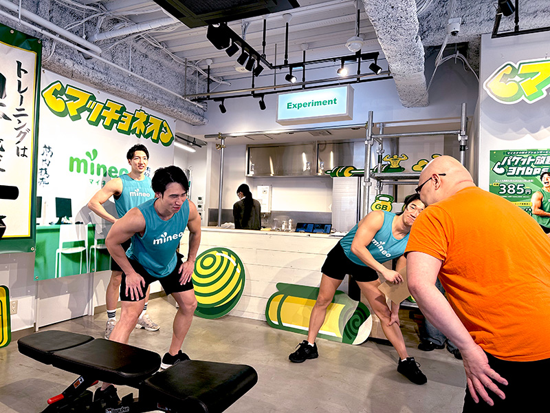 トレーニング前の柔軟運動。この時点ですでにキツイ記者