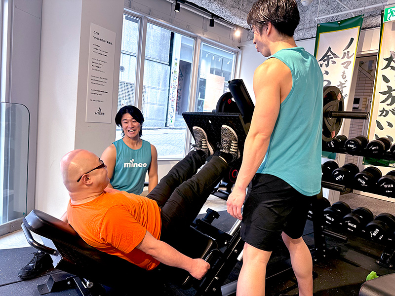 下半身を使ってウェイトを上げ下げする「レッグプレス」