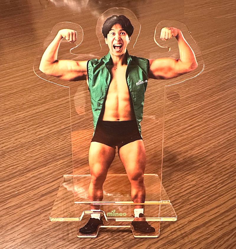 SNSシェアするともらえる「マッチョ紳士」アクリルスタンド