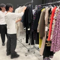 回収衣類からデザイナーが作品素材を選定する様子