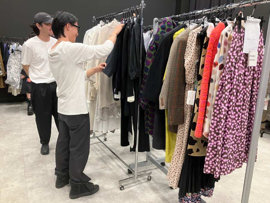 回収衣類からデザイナーが作品素材を選定する様子