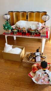 お内裏様とお雛様がまさかの「順番待ち」 ひな壇を占拠して爆睡する白猫ちゃん