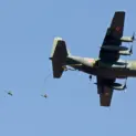 C-130Hの両側から降下する新型傘装備の隊員