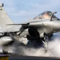 空母シャルル・ド・ゴールで発艦を待つラファールM F3-R（Image：フランス海軍）