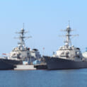 ステザム(DDG-63・左)とラッセン(DDG-82・右)