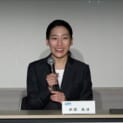 記者会見で笑顔を見せる米田あゆさん（YouTubeライブ配信映像より）