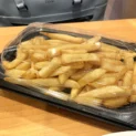 もったいないバッグにポテトを入れていくも、山盛りすぎてパンパン
