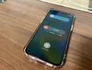 iPhoneの電源をOFFにする様子