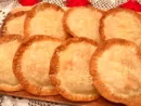 グラタンを餃子の皮で包んだ「えびグラタン餃子パイ」（まいのおやつさん提供）