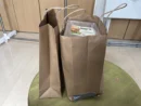 紙袋が細すぎて弁当が入らないので、マチを広げ比べてみる