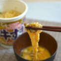 カップヌードル「牛すき」に卵をつけて食べてみる