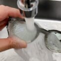 黄砂や花粉が付着したメガネは水洗いできれいに　眼鏡店の解説が目からウロコ