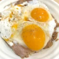 黄身を割ったら味が化けた　松屋「今治焼豚玉子飯」は予想以上の満足感