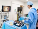 高校生が模擬手術室で機器操作に挑戦　J＆Jイベントを取材、医療の未来探る
