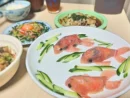 生ハムで作った「鯉サラダ」が可愛すぎ　付き合いたてのラブラブ料理に10万いいね