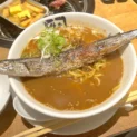 丼にサンマが丸ごと横たわる衝撃　牛角の「秋刀魚ラーメン」実食レポ