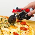 SUZUKI「KATANA」型ピザカッターに1000個限定の新色レッド登場 通販サイトで予約開始