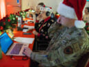 電話対応の様子(NORAD Tracks Santa Newsroom)