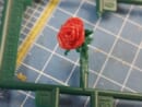 プラモの「ランナー」に美しい薔薇が咲く　ヒートペンを駆使したエコなアート作品